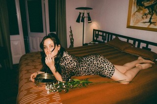 Natasha Dupeyrón feet photo thumbnail