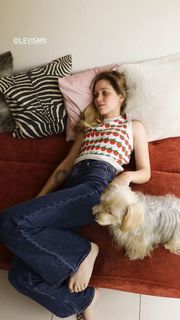 Natasha Dupeyrón feet photo thumbnail