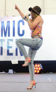 Natasha Hamilton feet photo thumbnail