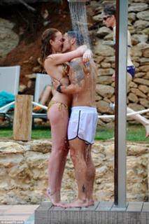 Natasha Hamilton feet photo thumbnail