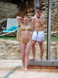 Natasha Hamilton feet photo thumbnail