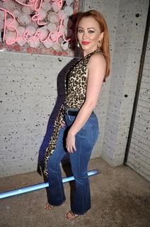 Natasha Hamilton feet photo thumbnail