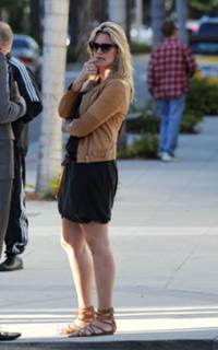 Natasha Henstridge feet photo thumbnail