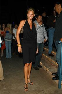 Natasha Henstridge feet photo thumbnail