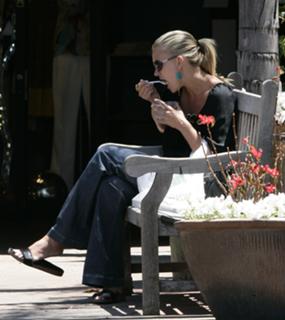 Natasha Henstridge feet photo thumbnail