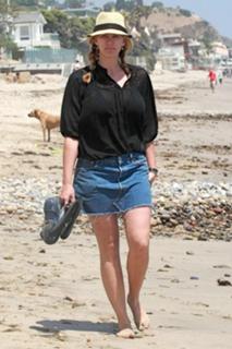 Natasha Henstridge feet photo thumbnail