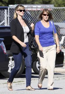 Natasha Henstridge feet photo thumbnail