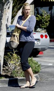 Natasha Henstridge feet photo thumbnail
