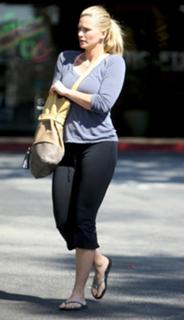 Natasha Henstridge feet photo thumbnail