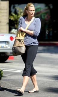 Natasha Henstridge feet photo thumbnail