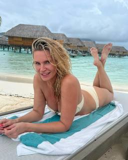 Natasha Henstridge feet photo thumbnail