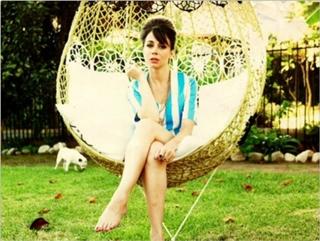 Natasha Leggero feet photo thumbnail