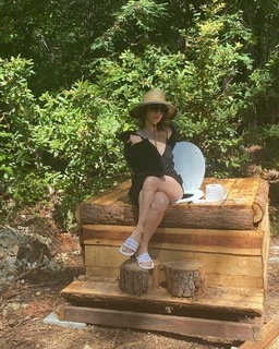 Natasha Leggero feet photo thumbnail