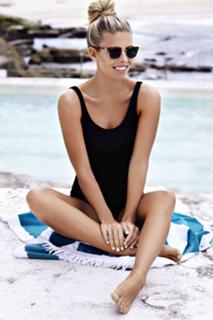 Natasha Oakley feet photo thumbnail