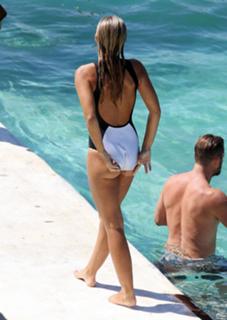 Natasha Oakley feet photo thumbnail