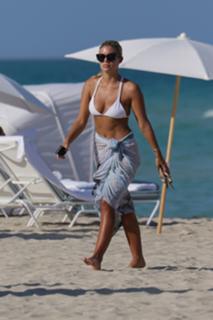Natasha Oakley feet photo thumbnail