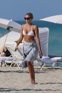 Natasha Oakley feet photo thumbnail