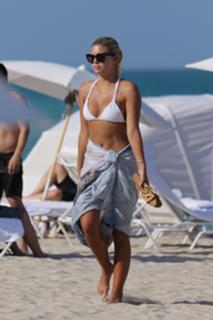 Natasha Oakley feet photo thumbnail