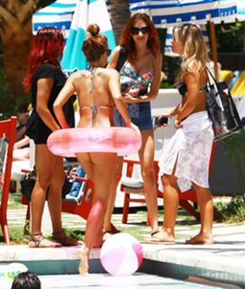 Natasha Oakley feet photo thumbnail