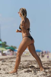 Natasha Oakley feet photo thumbnail