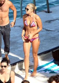 Natasha Oakley feet photo thumbnail