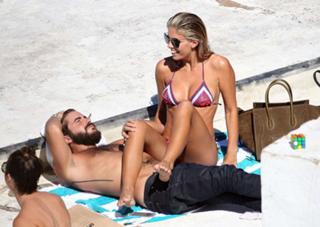 Natasha Oakley feet photo thumbnail
