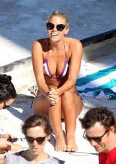 Natasha Oakley feet photo thumbnail
