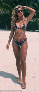 Natasha Oakley feet photo thumbnail