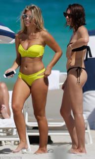 Natasha Oakley feet photo thumbnail