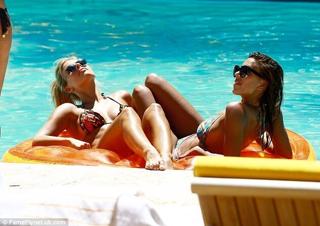 Natasha Oakley feet photo thumbnail