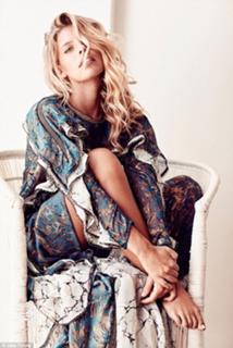 Natasha Oakley feet photo thumbnail