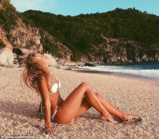 Natasha Oakley feet photo thumbnail