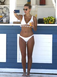 Natasha Oakley feet photo thumbnail