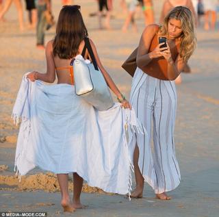 Natasha Oakley feet photo thumbnail