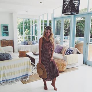 Natasha Oakley feet photo thumbnail