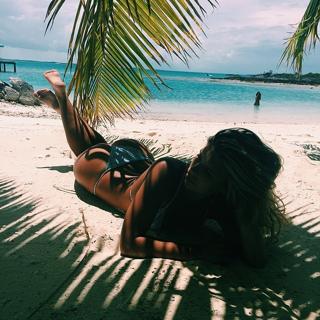 Natasha Oakley feet photo thumbnail