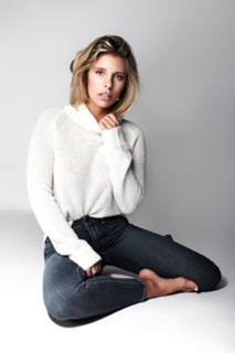 Natasha Oakley feet photo thumbnail
