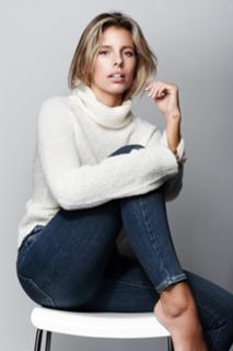 Natasha Oakley feet photo thumbnail