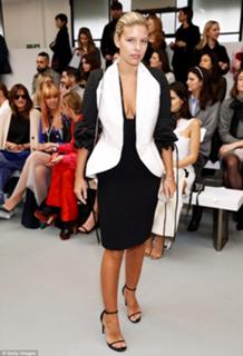 Natasha Oakley feet photo thumbnail