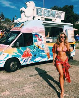 Natasha Oakley feet photo thumbnail