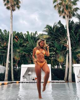 Natasha Oakley feet photo thumbnail