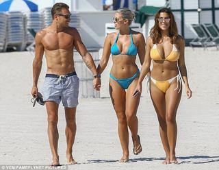 Natasha Oakley feet photo thumbnail