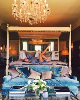 Natasha Oakley feet photo thumbnail