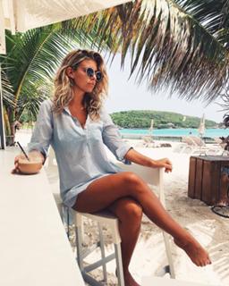 Natasha Oakley feet photo thumbnail