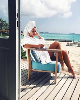 Natasha Oakley feet photo thumbnail