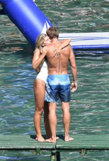 Natasha Oakley feet photo thumbnail