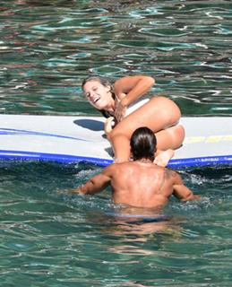 Natasha Oakley feet photo thumbnail