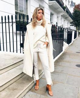 Natasha Oakley feet photo thumbnail