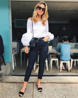 Natasha Oakley feet photo thumbnail