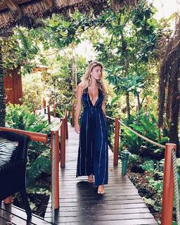 Natasha Oakley feet photo thumbnail